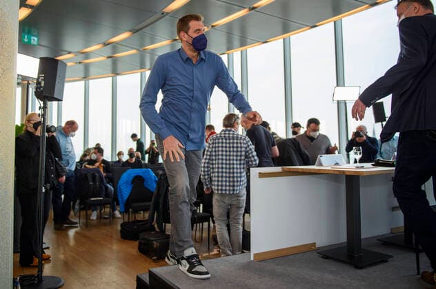 Basketball: Eurobasket-PK mit Dirk Nowitzki und Armin Andres am 29.03.22 im KölnSKY in Köln (Nordrhein-Westfalen). Dirk Nowitzki betritt die Bühne, Podest, Knieprobleme, Copyright: xChristopherxNeundorfx