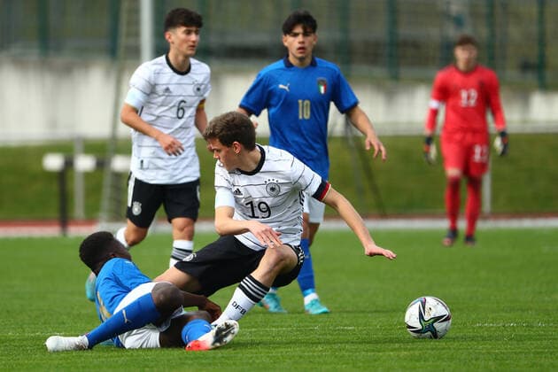 Robert Ramsak (Deutschland) im Zweikampf mit Alphadjo Cisse (Italien) Deutschland vs Italien, Fussball, U16-Laenderspiel, 29.03.2022 DFB regulations prohibit any use of photographs as image sequences and or quasi-video. Deutschland vs Italien, Fussball, U16-Laenderspiel, 29.03.2022 Wetzlar Copyright: xEibner-Pressefotox EP_RWS