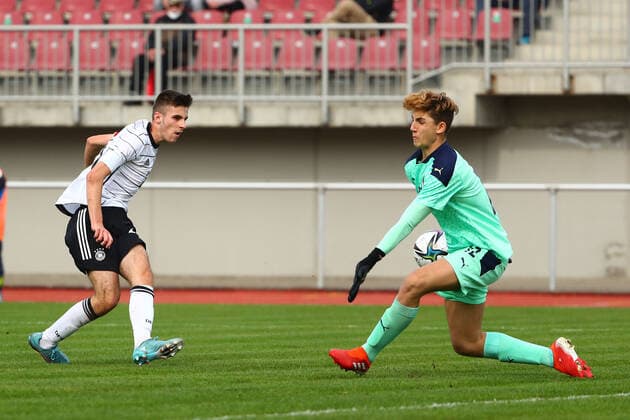 Leonardo Consiglio (Italien) pariert den Torschuss von Eliot Bujupi (Deutschland) Deutschland vs Italien, Fussball, U16-Laenderspiel, 29.03.2022 DFB regulations prohibit any use of photographs as image sequences and or quasi-video. Deutschland vs Italien, Fussball, U16-Laenderspiel, 29.03.2022 Wetzlar Copyright: xEibner-Pressefotox EP_RWS