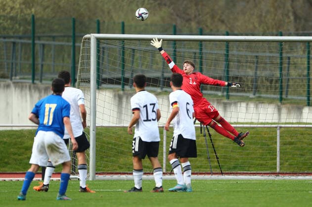 Flugparade von Alessandro Blazic (Deutschland) Deutschland vs Italien, Fussball, U16-Laenderspiel, 29.03.2022 DFB regulations prohibit any use of photographs as image sequences and or quasi-video. Deutschland vs Italien, Fussball, U16-Laenderspiel, 29.03.2022 Wetzlar Copyright: xRenéxWeissx EP_RWS