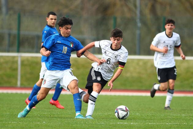 Goekdeniz Guerpuez (Deutschland) im Zweikampf mit Marco Romano (Italien) Deutschland vs Italien, Fussball, U16-Laenderspiel, 29.03.2022 DFB regulations prohibit any use of photographs as image sequences and or quasi-video. Deutschland vs Italien, Fussball, U16-Laenderspiel, 29.03.2022 Wetzlar Copyright: xEibner-Pressefotox EP_RWS