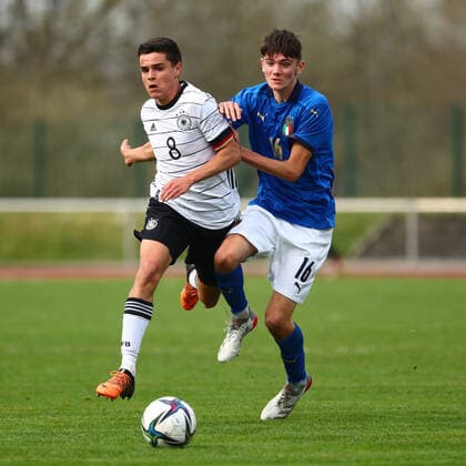 Kjell-Arik Waetjen (Deutschland) im Zweikampf mit Lorenzo Riccio (Italien) Deutschland vs Italien, Fussball, U16-Laenderspiel, 29.03.2022 DFB regulations prohibit any use of photographs as image sequences and or quasi-video. Deutschland vs Italien, Fussball, U16-Laenderspiel, 29.03.2022 Wetzlar Copyright: xEibner-Pressefotox EP_RWS
