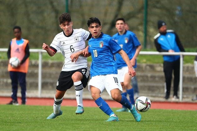 Goekdeniz Guerpuez (Deutschland) im Zweikampf mit Marco Romano (Italien) Deutschland vs Italien, Fussball, U16-Laenderspiel, 29.03.2022 DFB regulations prohibit any use of photographs as image sequences and or quasi-video. Deutschland vs Italien, Fussball, U16-Laenderspiel, 29.03.2022 Wetzlar Copyright: xEibner-Pressefotox EP_RWS