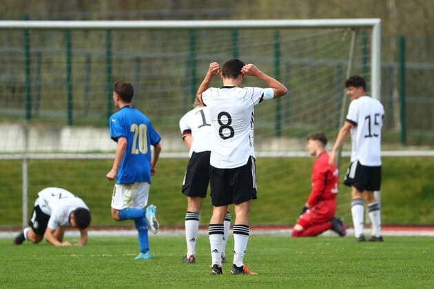 Sport Bilder des Tages Kjell-Arik Waetjen (Deutschland, Mitte) ist enttaeuscht nach dem Tor zum 1:0 fuer Italien Deutschland vs Italien, Fussball, U16-Laenderspiel, 29.03.2022 DFB regulations prohibit any use of photographs as image sequences and or quasi-video. Deutschland vs Italien, Fussball, U16-Laenderspiel, 29.03.2022 Wetzlar Copyright: xEibner-Pressefotox EP_RWS