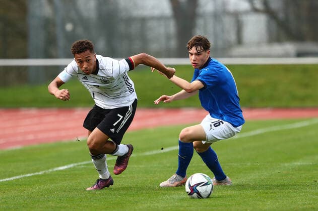 Eric Emanuel da Silva Moreira (Deutschland) im Zweikampf mit Filippo Pagnucco (Italien) Deutschland vs Italien, Fussball, U16-Laenderspiel, 29.03.2022 DFB regulations prohibit any use of photographs as image sequences and or quasi-video. Deutschland vs Italien, Fussball, U16-Laenderspiel, 29.03.2022 Wetzlar Copyright: xEibner-Pressefotox EP_RWS