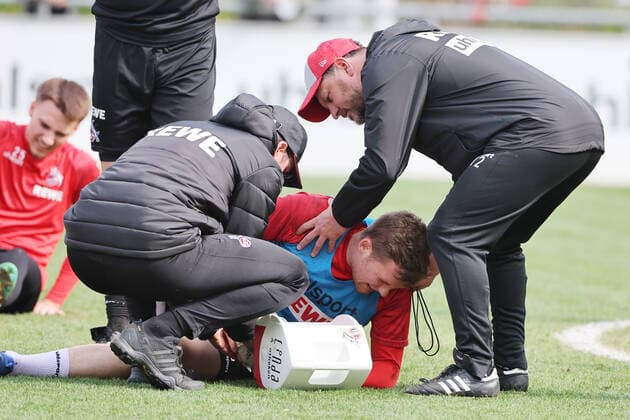 1. FC Köln 1. FC Köln, Training, Verletzung Luca Kilian, rechts: Steffen Baumgart (1. FC Köln), 29.03.2022, Bild: