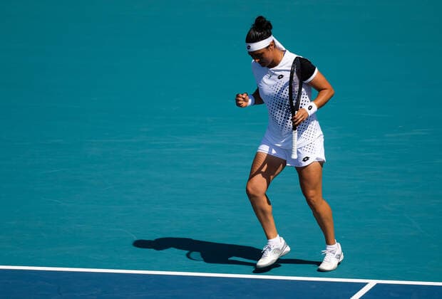 March 28, 2022, MIAMI, FLORIDA, UNITED STATES: Ons Jabeur of Tunisia in action during the fourth round of the 2022 Miami Open WTA, Tennis Damen 1000 tennis tournament against Danielle Collins of the United States MIAMI UNITED STATES - ZUMAa181 20220328_zaa_a181_005 Copyright: xRobxPrangex