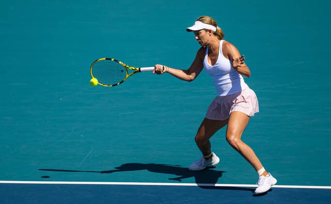 March 28, 2022, MIAMI, FLORIDA, UNITED STATES: Danielle Collins of the United States in action during the fourth round of the 2022 Miami Open WTA, Tennis Damen 1000 tennis tournament against Ons Jabeur of Tunisia MIAMI UNITED STATES - ZUMAa181 20220328_zaa_a181_007 Copyright: xRobxPrangex