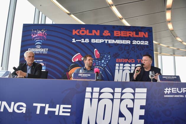 Armin Andres, DBB Vizepräsident ( Deutscher Basketball Bund ), der Basketballspieler Dirk Nowitzki als deutscher Botschafter der FIBA EuroBasket 2022 und Christoph Büker, Pressesprecher des DBB Deutscher Basketball Bund , l-r, bei der Pressekonferenz in Köln