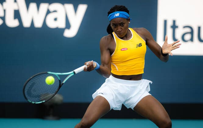 March 28, 2022, MIAMI, FLORIDA, UNITED STATES: Cori Gauff of the United States in action during the fourth round at the 2022 Miami Open WTA, Tennis Damen 1000 tennis tournament against Iga Swiatek of Poland MIAMI UNITED STATES - ZUMAa181 20220328_zaa_a181_057 Copyright: xRobxPrangex