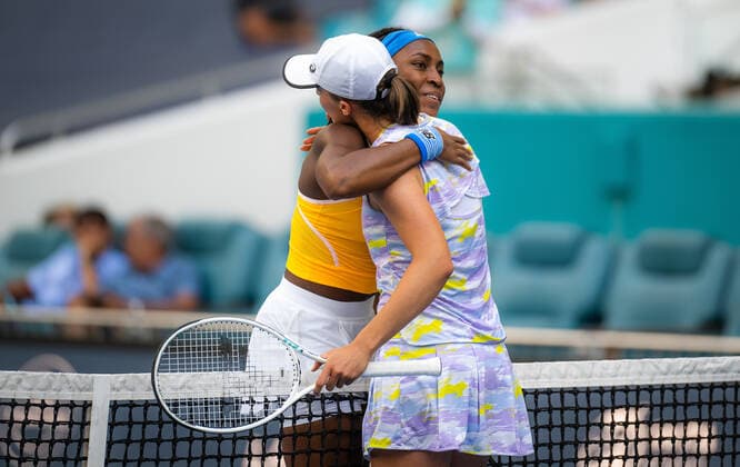 March 28, 2022, MIAMI, FLORIDA, UNITED STATES: Cori Gauff of the United States & Iga Swiatek of Poland at the net after their fourth round match at the 2022 Miami Open WTA, Tennis Damen 1000 tennis tournament MIAMI UNITED STATES - ZUMAa181 20220328_zaa_a181_062 Copyright: xRobxPrangex