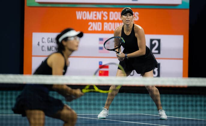 March 28, 2022, MIAMI, FLORIDA, UNITED STATES: Alexa Guarachi of Chile & Yifan Xu of China playing doubles at the 2022 Miami Open WTA, Tennis Damen 1000 tennis tournament MIAMI UNITED STATES - ZUMAa181 20220328_zaa_a181_085 Copyright: xRobxPrangex