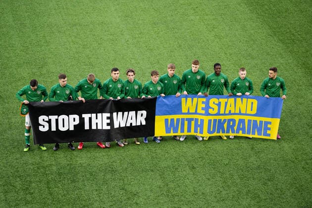 220329 Players of Ireland with a banner ahead of the UEFA European Under-21 Qualifier football match between Sweden and Ireland on March 29, 2022 in Boras. Photo: Jörgen Jarnberger BILDBYRAN COP 112 MB0362 fotboll football soccer fotball em-kval kval uefa european under-21 qualifier U21, U 21 qualifier qualifying round qualification sverige sweden irland ireland bbeng ukraina ukraine Copyright: JÖRGENxJARNBERGER BB220329JJ012