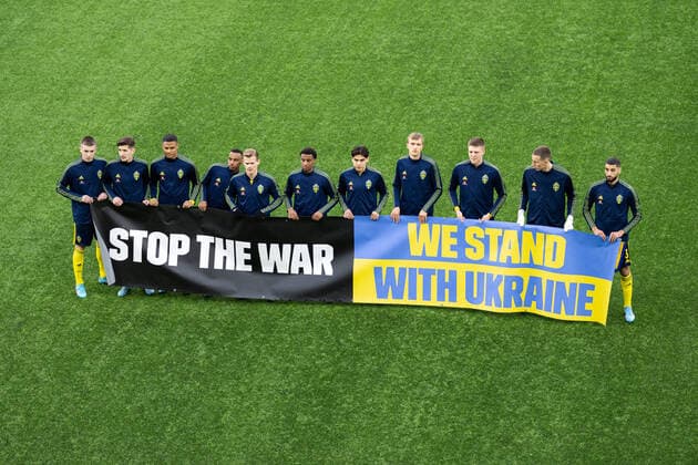 220329 Players of Sweden with a banner ahead of the UEFA European Under-21 Qualifier football match between Sweden and Ireland on March 29, 2022 in Boras. Photo: Jörgen Jarnberger BILDBYRAN COP 112 MB0362 fotboll football soccer fotball em-kval kval uefa european under-21 qualifier U21, U 21 qualifier qualifying round qualification sverige sweden irland ireland bbeng ukraina ukraine Copyright: JÖRGENxJARNBERGER BB220329JJ013