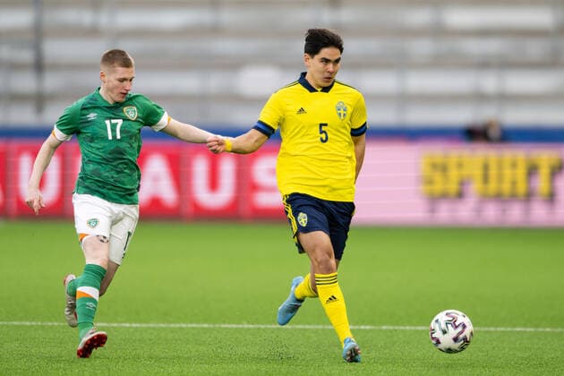 220329 Ross Tierney of Ireland and Eric Kahl of Sweden during the UEFA European Under-21 Qualifier football match between Sweden and Ireland on March 29, 2022 in Boras. Photo: Jörgen Jarnberger BILDBYRAN COP 112 MB0362 fotboll football soccer fotball em-kval kval uefa european under-21 qualifier U21, U 21 qualifier qualifying round qualification sverige sweden irland ireland bbeng Copyright: JÖRGENxJARNBERGER BB220329JJ015