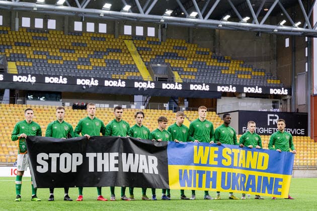 220329 Players of Ireland with a banner ahead of the UEFA European Under-21 Qualifier football match between Sweden and Ireland on March 29, 2022 in Boras. Photo: Mathias Bergeld BILDBYRAN kod MB MB0362 fotboll football soccer fotball em-kval kval uefa european under-21 qualifier U21, U 21 qualifier qualifying round qualification sverige sweden irland ireland bbeng. ukraine ukraina Copyright: MATHIASxBERGELD BB220329MB009