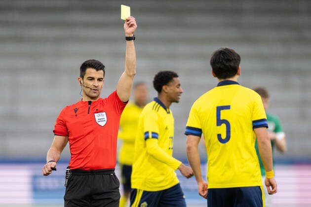 220329 Eric Kahl of Sweden receives a yellow card from referee Vitor Ferreira during the UEFA European Under-21 Qualifier football match between Sweden and Ireland on March 29, 2022 in Boras. Photo: Mathias Bergeld BILDBYRAN kod MB MB0362 fotboll football soccer fotball em-kval kval uefa european under-21 qualifier U21, U 21 qualifier qualifying round qualification sverige sweden irland ireland bbeng Copyright: MATHIASxBERGELD BB220329MB012