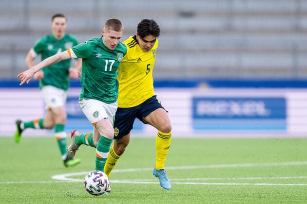 220329 Ross Tierney of Ireland and Eric Kahl of Sweden during the UEFA European Under-21 Qualifier football match between Sweden and Ireland on March 29, 2022 in Boras. Photo: Mathias Bergeld BILDBYRAN kod MB MB0362 fotboll football soccer fotball em-kval kval uefa european under-21 qualifier U21, U 21 qualifier qualifying round qualification sverige sweden irland ireland bbeng Copyright: MATHIASxBERGELD BB220329MB013