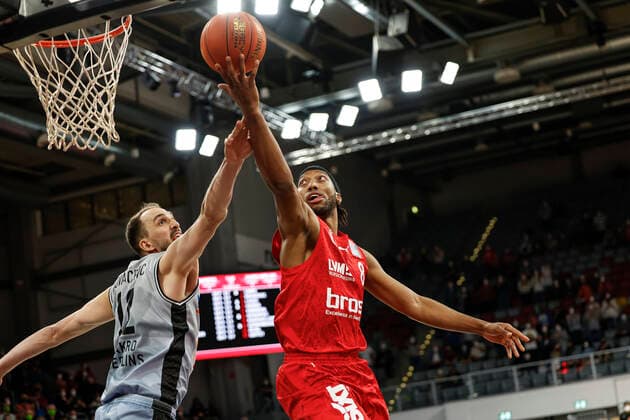 Brose Brechts Akil Mitchell (Brose Bamberg, 08) links 12 Dejan Kovacevic (HAKRO Merlins Crailsheim) amberg - HAKRO Merlins Crailsheim - easyCredit-BBL - Basketball Bundesliga Saison 2021 22 Spieltag 17, 29.03.2022 Bamberg, Brose Arena Foto: Daniel Löb Loeb Copyright: DanielxLöb