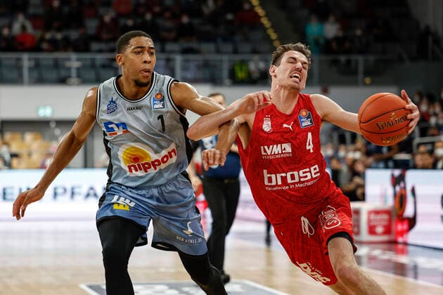 rechts Omar Prewitt (Brose Bamberg, 04) links 01 Jaren Lewis (HAKRO Merlins Crailsheim) amberg - HAKRO Merlins Crailsheim - easyCredit-BBL - Basketball Bundesliga Saison 2021 22 Spieltag 17, 29.03.2022 Bamberg, Brose Arena Foto: Daniel Löb Loeb Copyright: DanielxLöb