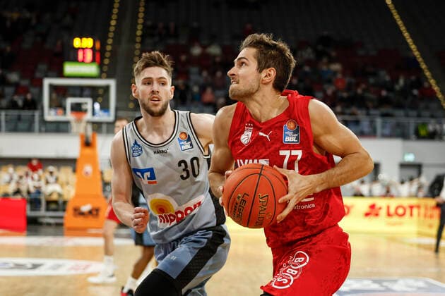 links rechts Tomas Kyzlink (Brose Bamberg, 77) 30 Jon Axel Gudmundsson (HAKRO Merlins Crailsheim) amberg - HAKRO Merlins Crailsheim - easyCredit-BBL - Basketball Bundesliga Saison 2021 22 Spieltag 17, 29.03.2022 Bamberg, Brose Arena Foto: Daniel Löb Loeb Copyright: DanielxLöb