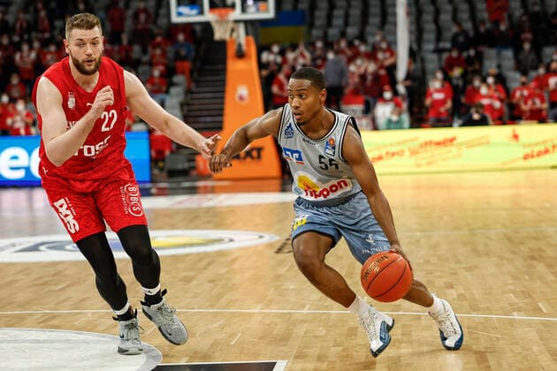 rechts 55 Mike Caffey (HAKRO Merlins Crailsheim) links Martinas Geben (Brose Bamberg, 22) amberg - HAKRO Merlins Crailsheim - easyCredit-BBL - Basketball Bundesliga Saison 2021 22 Spieltag 17, 29.03.2022 Bamberg, Brose Arena Foto: Daniel Löb Loeb Copyright: DanielxLöb