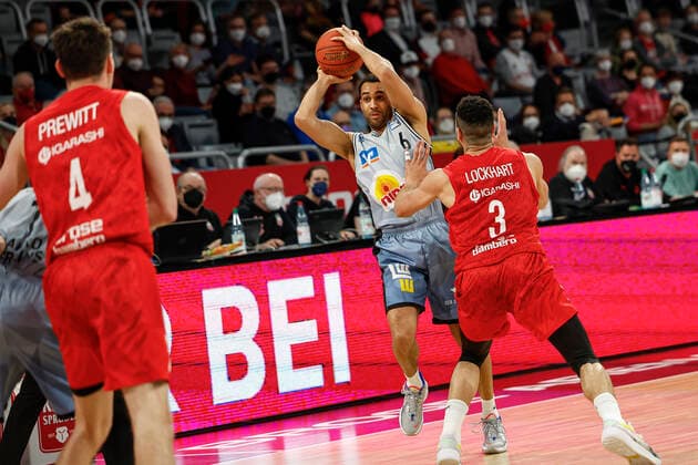 links 06 Elias Lasisi (HAKRO Merlins Crailsheim) rechts Dominic Lockhart (Brose Bamberg, 03) amberg - HAKRO Merlins Crailsheim - easyCredit-BBL - Basketball Bundesliga Saison 2021 22 Spieltag 17, 29.03.2022 Bamberg, Brose Arena Foto: Daniel Löb Loeb Copyright: DanielxLöb