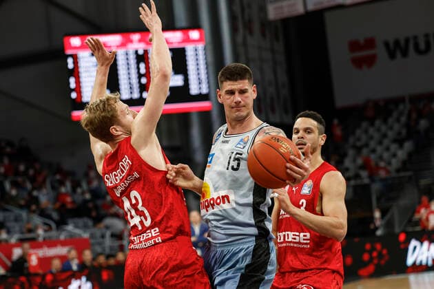 Mitte 15 Bogdan Radosavljevic (HAKRO Merlins Crailsheim) links Christian Sengfelder (Brose Bamberg, 43) recht Dominic Lockhart (Brose Bamberg, 03) amberg - HAKRO Merlins Crailsheim - easyCredit-BBL - Basketball Bundesliga Saison 2021 22 Spieltag 17, 29.03.2022 Bamberg, Brose Arena Foto: Daniel Löb Loeb Copyright: DanielxLöb