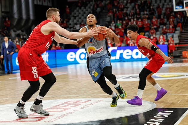 Mitte 01 Jaren Lewis (HAKRO Merlins Crailsheim) link sMartinas Geben (Brose Bamberg, 22) amberg - HAKRO Merlins Crailsheim - easyCredit-BBL - Basketball Bundesliga Saison 2021 22 Spieltag 17, 29.03.2022 Bamberg, Brose Arena Foto: Daniel Löb Loeb Copyright: DanielxLöb