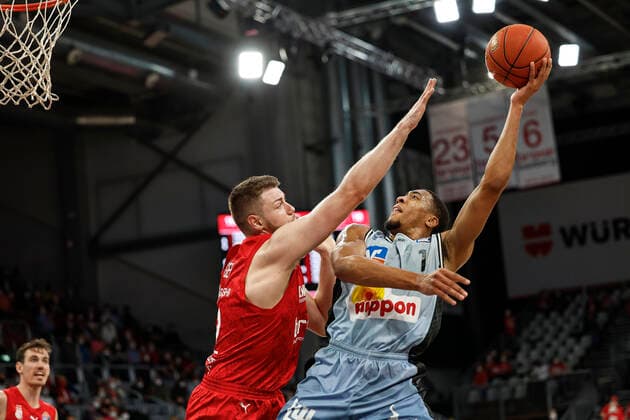 rechts 01 Jaren Lewis (HAKRO Merlins Crailsheim) links Martinas Geben (Brose Bamberg, 22) amberg - HAKRO Merlins Crailsheim - easyCredit-BBL - Basketball Bundesliga Saison 2021 22 Spieltag 17, 29.03.2022 Bamberg, Brose Arena Foto: Daniel Löb Loeb Copyright: DanielxLöb