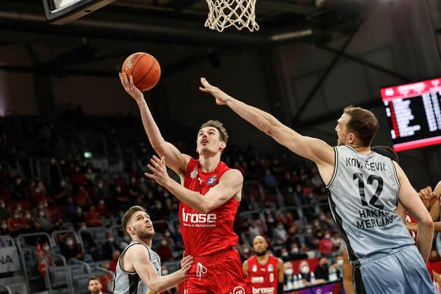 Mitte Omar Prewitt (Brose Bamberg, 04) links 30 Jon Axel Gudmundsson (HAKRO Merlins Crailsheim) rechts 12 Dejan Kovacevic (HAKRO Merlins Crailsheim) amberg - HAKRO Merlins Crailsheim - easyCredit-BBL - Basketball Bundesliga Saison 2021 22 Spieltag 17, 29.03.2022 Bamberg, Brose Arena Foto: Daniel Löb Loeb Copyright: DanielxLöb