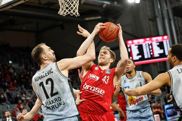 Mitte Christian Sengfelder (Brose Bamberg, 43) links 12 Dejan Kovacevic (HAKRO Merlins Crailsheim) rechts 01 Jaren Lewis (HAKRO Merlins Crailsheim) amberg - HAKRO Merlins Crailsheim - easyCredit-BBL - Basketball Bundesliga Saison 2021 22 Spieltag 17, 29.03.2022 Bamberg, Brose Arena Foto: Daniel Löb Loeb Copyright: DanielxLöb