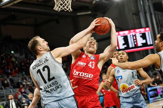 Mitte Christian Sengfelder (Brose Bamberg, 43) links 12 Dejan Kovacevic (HAKRO Merlins Crailsheim) rechts 01 Jaren Lewis (HAKRO Merlins Crailsheim) amberg - HAKRO Merlins Crailsheim - easyCredit-BBL - Basketball Bundesliga Saison 2021 22 Spieltag 17, 29.03.2022 Bamberg, Brose Arena Foto: Daniel Löb Loeb Copyright: DanielxLöb