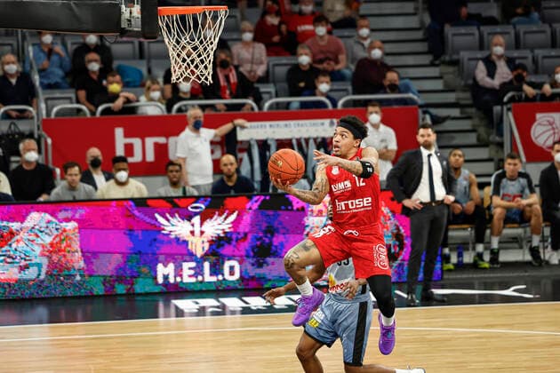 vorne Justin Robinson (Brose Bamberg, 12) amberg - HAKRO Merlins Crailsheim - easyCredit-BBL - Basketball Bundesliga Saison 2021 22 Spieltag 17, 29.03.2022 Bamberg, Brose Arena Foto: Daniel Löb Loeb Copyright: DanielxLöb