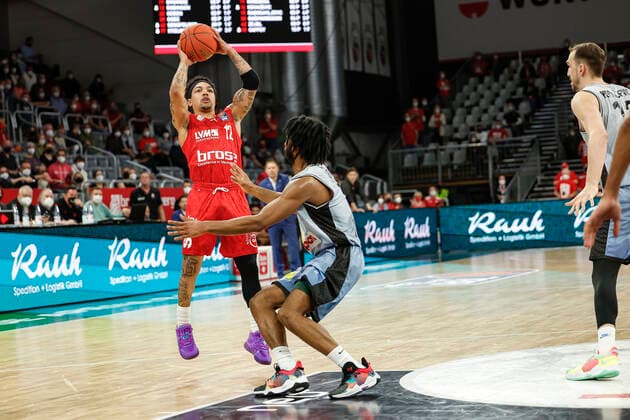links Justin Robinson (Brose Bamberg, 12) rechts 08 Terrell Harris (HAKRO Merlins Crailsheim) amberg - HAKRO Merlins Crailsheim - easyCredit-BBL - Basketball Bundesliga Saison 2021 22 Spieltag 17, 29.03.2022 Bamberg, Brose Arena Foto: Daniel Löb Loeb Copyright: DanielxLöb