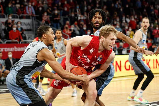 rechts Christian Sengfelder (Brose Bamberg, 43) links 01 Jaren Lewis (HAKRO Merlins Crailsheim) amberg - HAKRO Merlins Crailsheim - easyCredit-BBL - Basketball Bundesliga Saison 2021 22 Spieltag 17, 29.03.2022 Bamberg, Brose Arena Foto: Daniel Löb Loeb Copyright: DanielxLöb