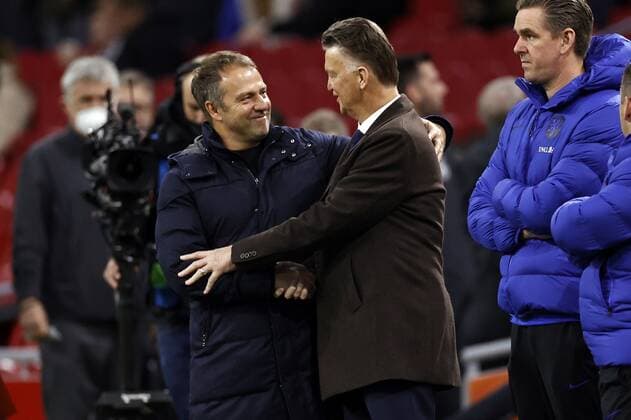 AMSTERDAM - (lr) Germany coach Hansi Flick, Holland coach Louis van Gaal during the friendly match between the Netherlands and Germany at the Johan Cruijff ArenA on March 29, 2022 in Amsterdam, Netherlands. ANP MAURICE VAN STEEN International Friendly, Länderspiel, Nationalmannschaft 2021 2022 xVIxANPxSportx xxANPxIVx