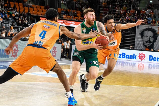 GER, EuroCup, ratiopharm ulm vs Frutti Extra Bursaspor 29.03.2022, ratiopharm arena, Neu-Ulm, GER, EuroCup, ratiopharm ulm vs Frutti Extra Bursaspor, im Bild Jaron Blossomgame (Ulm, 4) und Michael Rataj (Ulm, 12) können Onuralp Bitim (Bursaspor, 10) nicht aufhalten