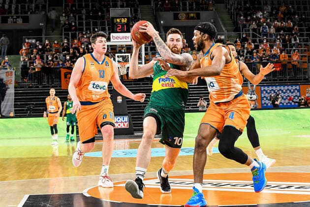 GER, EuroCup, ratiopharm ulm vs Frutti Extra Bursaspor 29.03.2022, ratiopharm arena, Neu-Ulm, GER, EuroCup, ratiopharm ulm vs Frutti Extra Bursaspor, im Bild Jaron Blossomgame (Ulm, 4) und Nicolas Bretzel (Ulm, 13) können Onuralp Bitim (Bursaspor, 10) nicht aufhalten