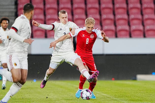 Danmark s Gustav Isaksen i kamp med Belgien s Hugo Siquet under EM-kvalifikationskampen for U21, U 21 landshold mellem Danmark og Belgien, paa MCH Arena i Herning, tirsdag den 29. marts 2022.. , Herning Denmark
