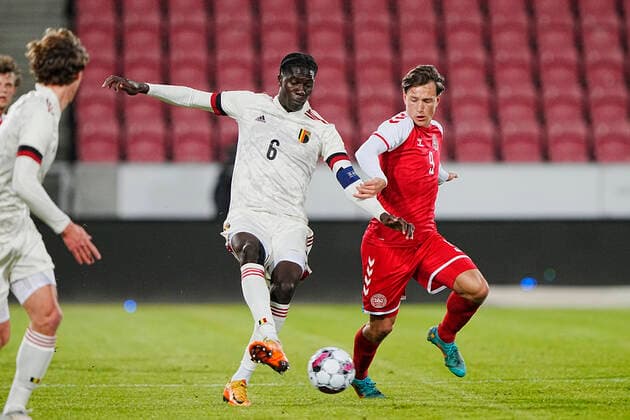 Belgien s Amadou Onana i kamp med Danmark s William Boeving Vick under EM-kvalifikationskampen for U21, U 21 landshold mellem Danmark og Belgien, paa MCH Arena i Herning, tirsdag den 29. marts 2022.. , Herning Denmark