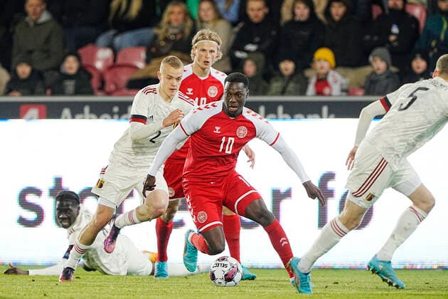 Danmark s Mohamed Daramy mellem Belgien s Hugo Siquet og Ignace Van Der Brempt under EM-kvalifikationskampen for U21, U 21 landshold mellem Danmark og Belgien, paa MCH Arena i Herning, tirsdag den 29. marts 2022.. , Herning Denmark