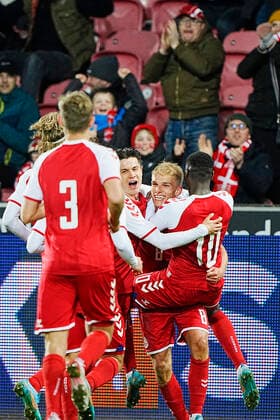 Danmark s spillere jubler, efter Gustav Isaksen har scoret til 1-0 under EM-kvalifikationskampen for U21, U 21 landshold mellem Danmark og Belgien, paa MCH Arena i Herning, tirsdag den 29. marts 2022.. , Herning Denmark