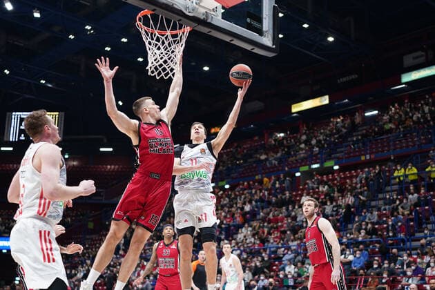 Vladimir Lucic (FC Bayern Munchen Basketball) thwarted by Kaleb Tarczewski (AX Armani Exchange Olimpia Milano) during A X Armani Exchange Milano vs Bayern Monaco, Basketball Euroleague Championship in Milan, Italy, March 29 2022  Copyright: xSimonexLucarellix xipa-agency.nex xx 0