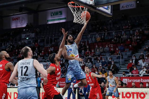 Mitte 08 Terrell Harris (HAKRO Merlins Crailsheim) links Akil Mitchell (Brose Bamberg, 08) amberg - HAKRO Merlins Crailsheim - easyCredit-BBL - Basketball Bundesliga Saison 2021 22 Spieltag 17, 29.03.2022 Bamberg, Brose Arena Foto: Daniel Löb Loeb Copyright: DanielxLöb