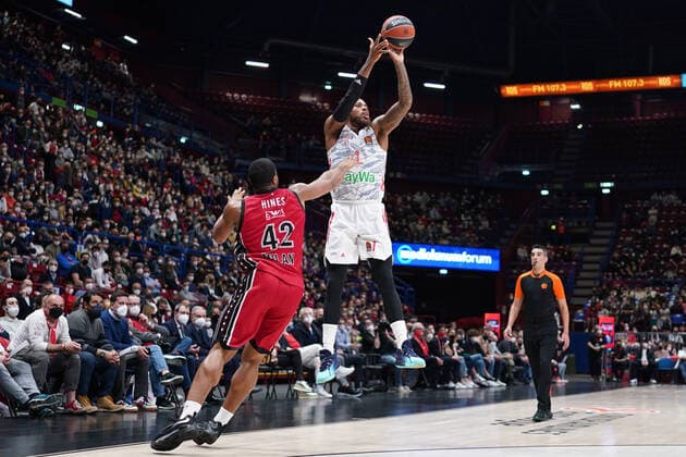 March 29, 2022, Milan, Italy: Milan, Italy, Mediolanum Forum, March 29, 2022, Deshaun Thomas (FC Bayern Munchen Basketball) thwarted by Kyle Hines (AX Armani Exchange Olimpia Milano) during A.X Armani Exchange Milano vs Bayern Monaco - Basketball Euroleague Championship. Basketball Euroleague Championship - A X Armani Exchange Milano vs Bayern Monaco, Milan, Italy - ZUMAl164 20220329_zsa_l164_070 Copyright: xSimonexLucarellix
