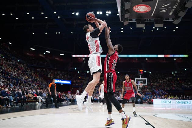 Mandatory Credit: Photo by Simone Lucarelli LiveMedia Shutterstock (12873210r) Vladimir Lucic (FC Bayern Munchen Basketball) thwarted by Troy Daniels (AX Armani Exchange Olimpia Milano) Basketball Euroleague Championship A X Armani Exchange Milano vs Bayern Monaco, Mediolanum Forum, Milan, Italy - 29 Mar 2022 Basketball Euroleague Championship A X Armani Exchange Milano vs Bayern Monaco, Mediolanum Forum, Milan, Italy - 29 Mar 2022  Copyright: xSimonexLucarelli LiveMedia Shutterstockx 12873210r