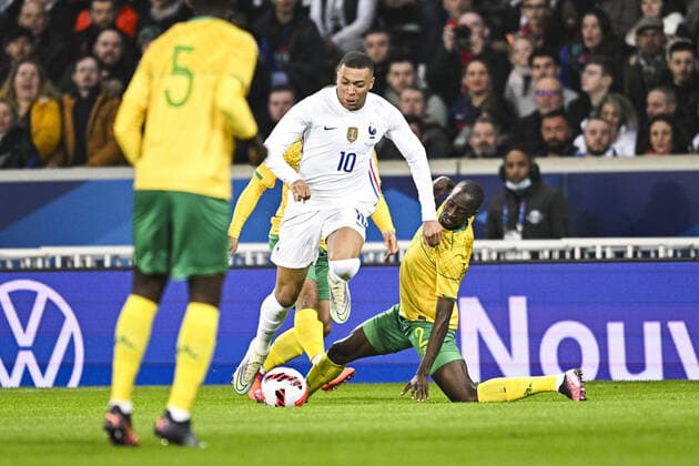 Kylian MBappe (Fra) vs Nyiko Mobbie (AFS) FOOTBALL : France vs Afrique du Sud - Match Amical - 29 03 2022 JBAutissier Panoramic 