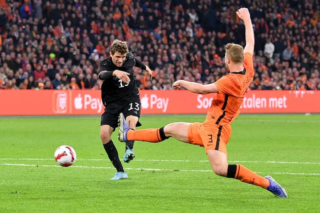 Sport Bilder des Tages Amsterdam, Johan Cruijff Arena, 29.03.22, GER, Herren, Freundschaftsspiel, Saison 2021-2022, Niederlande - Deutschland Bild: Thomas Mueller (Deutschland) macht das Tor zum 0:1 Nur fuer journalistische Zwecke! Only for editorial use! Nordholland Niederlande