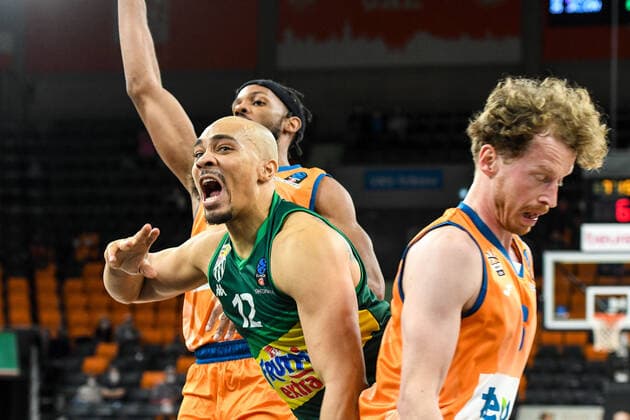 GER, EuroCup, ratiopharm ulm vs Frutti Extra Bursaspor 29.03.2022, ratiopharm arena, Neu-Ulm, GER, EuroCup, ratiopharm ulm vs Frutti Extra Bursaspor, im Bild Andrew Andrews (Bursaspor, 12), Per Günther Guenther (Ulm, 6)